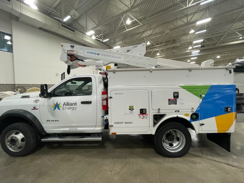 alliantenergy's tweet photo. Join us today at the Transportation & Innovation Expo at Alliant Energy Center until 4:00! We have more than 50 alternative fuel vehicles on display, and you can test some during Ride & Drive from 11:30 to 3:30! #EnergyForGood https://t.co/Fbq1iUdbg9