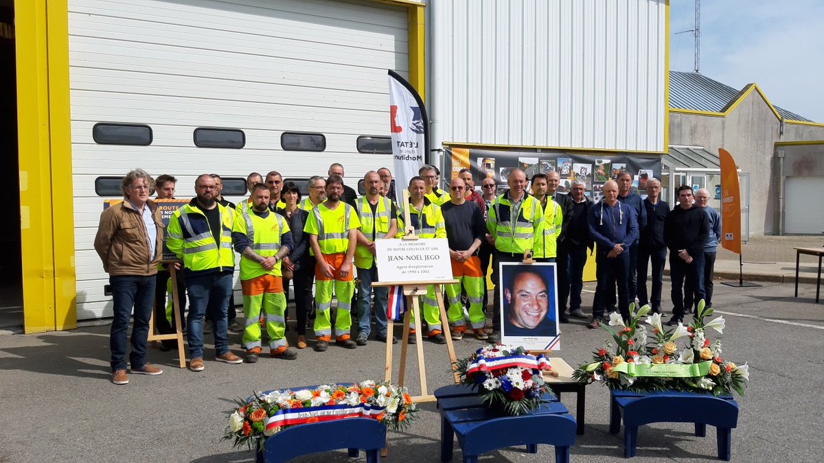 Ainsi s'achève notre semaine dédiée à la sécurité des agents des routes avec l'hommage à Jean-Noël Jégo décédé il y a 20ans dans l'exercice de ses fonctions, en présence du <a href="/Prefet56/">Préfet du Morbihan🇫🇷🇪🇺</a>, le directeur de la Dir Ouest, sa famille, ses amis et collègues 
#Morbihan