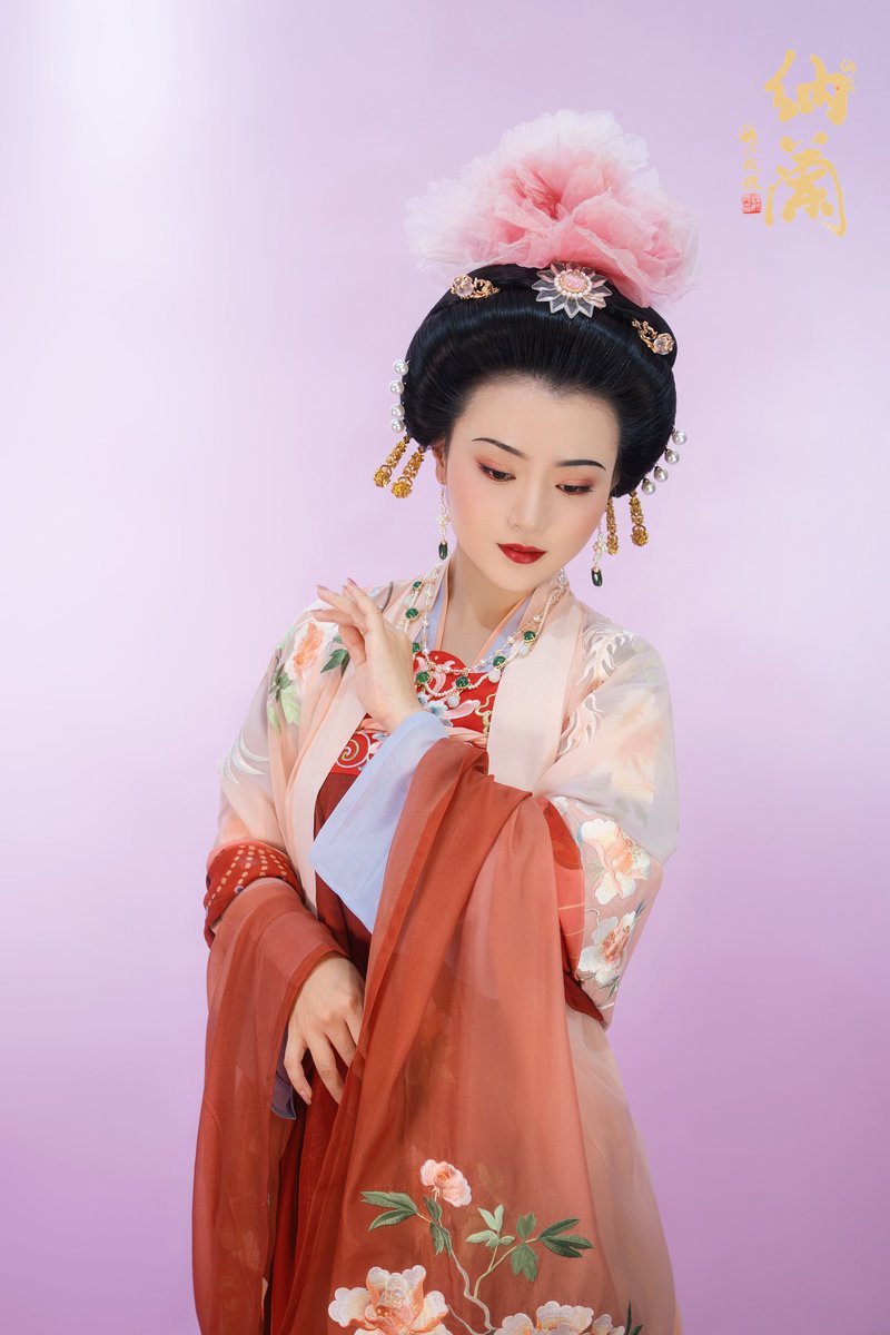 舞台漢服美妝】Stage Hanfu Beauty 妝造：鏡子老師 助教：鄭雅 / 無邪 模特：言言 後期：愛神 Cr：納蘭美育