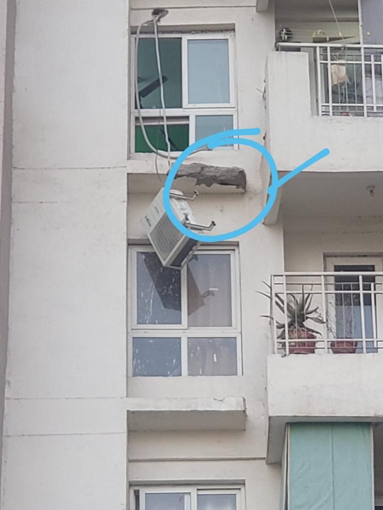gsinglajourno's tweet photo. #Gurgaon sec82 स्थित #Mapsko #Royalville सोसाइटी में बालकनी टूटने से AC लगा रहे मेकैनिक की छठी मंजिल से गिरने से हुई मौत।सोसाइटी में हुआ घटिया निर्माण, लोग शिकायत करते रहे नही होती बिल्डर के खिलाफ कार्यवाई @mlkhattar @cmohry @dtcphry @kMakrandIAS @cParadisoLost @rwa_royaleville https://t.co/m404Z3mZ1B