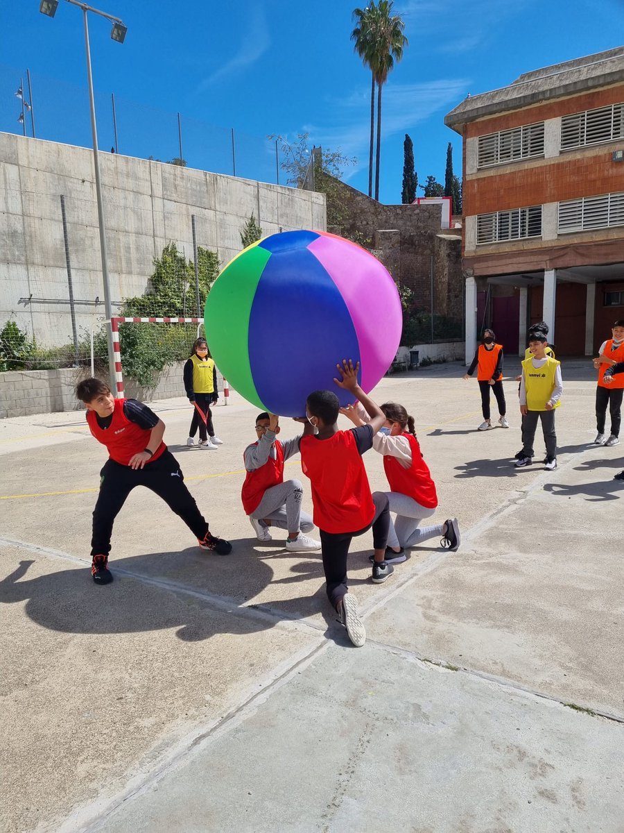 lliscart's tweet photo. 📌 Els nens i nenes de #sisè hem començat a treballar l'esport de Kinball.
Un esport on es fomenta el treball en equip
 #ieperelliscart #curs2021i22 #comunitatgrans https://t.co/FdXSCfkGda