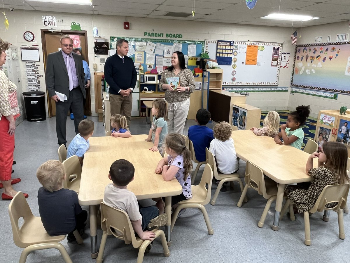 tkonz's tweet photo. Excited to be in Booneville visiting @OwsleySchools with @KYCommishGlass today! We are touring the Early Head Start and Head Start classrooms now. #KyEd #UnitedWeLearnKY https://t.co/zGkvwbR67z