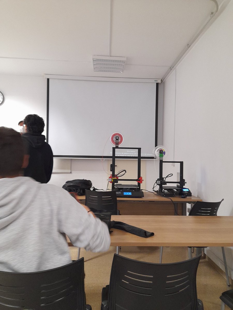 aGenteJoyce's tweet photo. seguimos visitando otros talleres y proyectos. charla sobre arte y tecnologia y un proyecto fin de grado: reloj de arena de leds! #granabot2022 @clubroboticagra @LaJaqueria https://t.co/ELoe8GP1yX