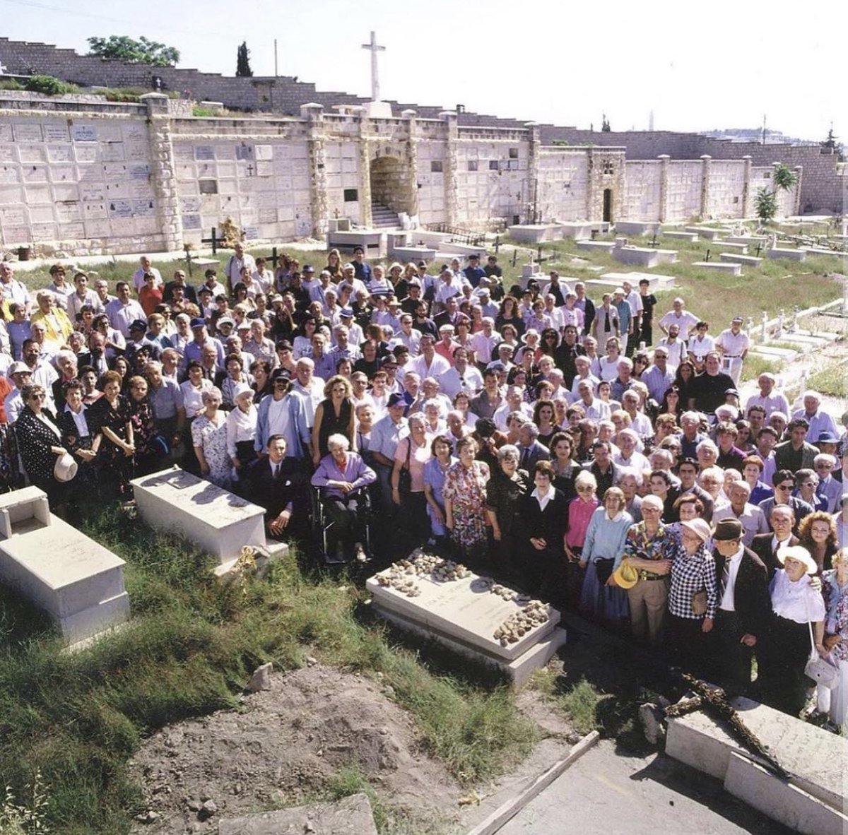 HumansOfJudaism's tweet photo. Oskar Schindler was born on April 28, 1908, which falls out this year on #YomHashoah. Pictured here are survivors saved by Schindler and people from the film "Schindler's List" standing next to his grave in Jerusalem. https://t.co/3P0wIRcvun