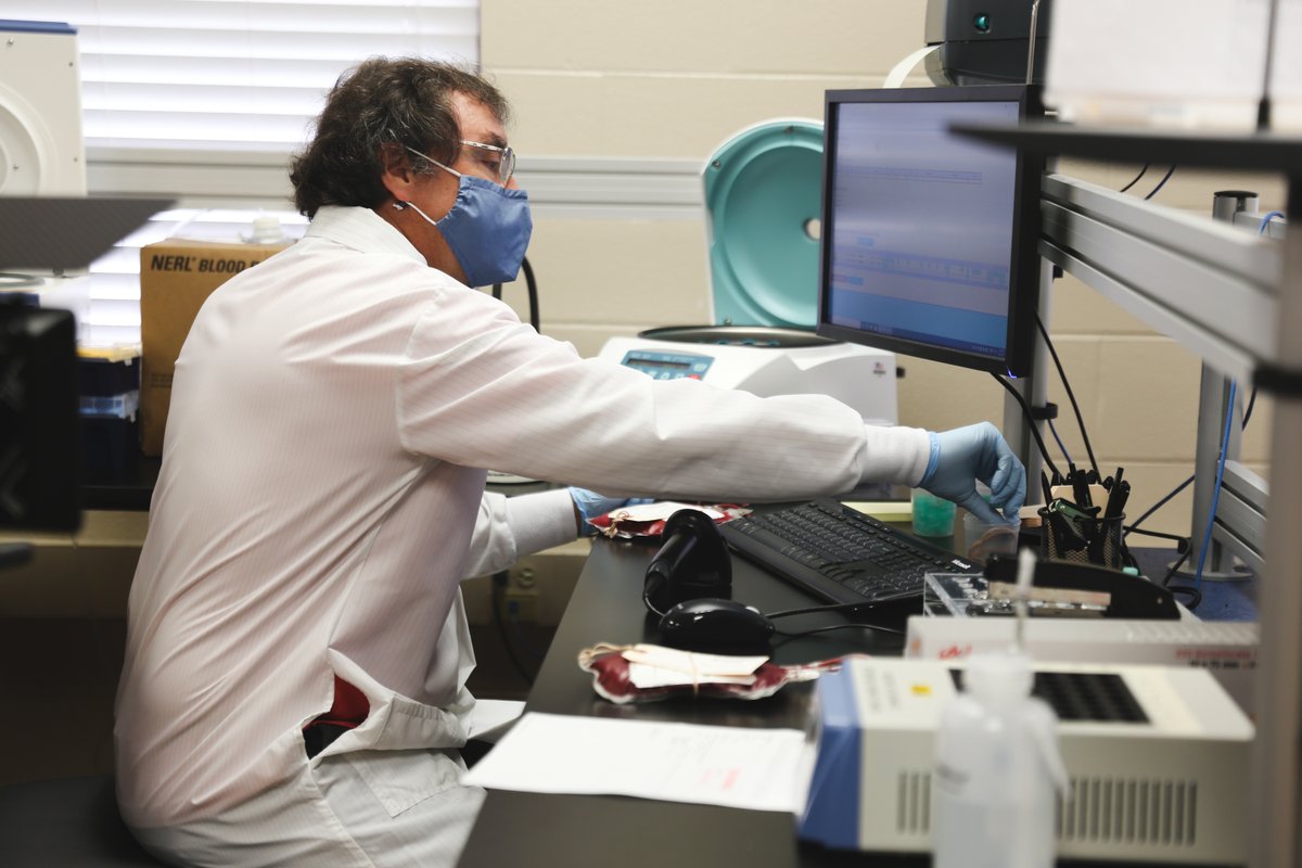 LifeSouth's tweet image. Our lab technicians process and input data mindfully. This behind-the-scenes work may often go unseen, but it&apos;s not unappreciated. #MedicalLabProfessionalsWeek