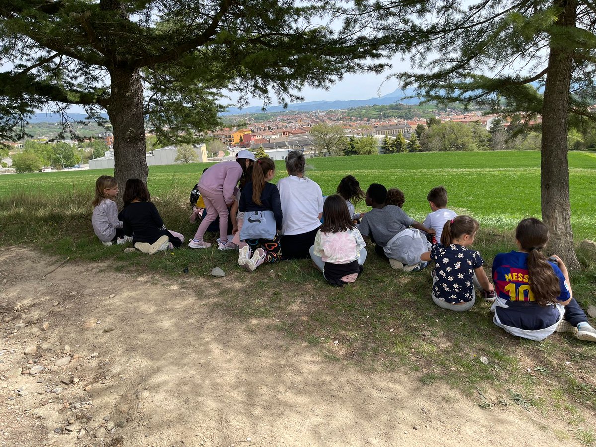 ie_martamata's tweet photo. Aquesta tarda els infants de 2n hem sortit a observar els ocells del nostre entorn: hem trobat plomes, ous, excrements i també hem vist diferents tipus d'ocell com: l'aguilot, orenetes i una merla. #PriIEMM https://t.co/bu2rg646PY