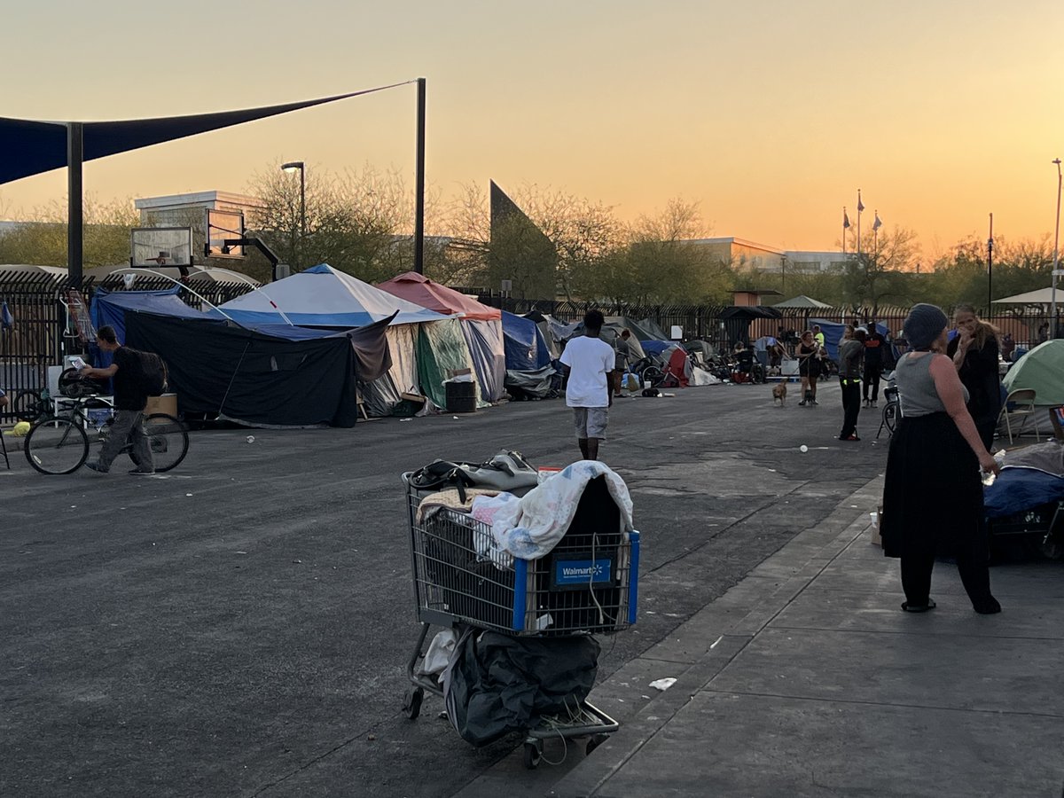 Yesterday @StreetMedPhx had done a #StreetRun outside @HSCPhx & @AndreHouseofAZ, to provide #health screenings, #woundcare, #hygiene #carekits, etc. In addition, our partners @Spectrummedcare had joined us & provided #HIV & #STI testing on the #streets.  SMP❤️'s to collaborate!!