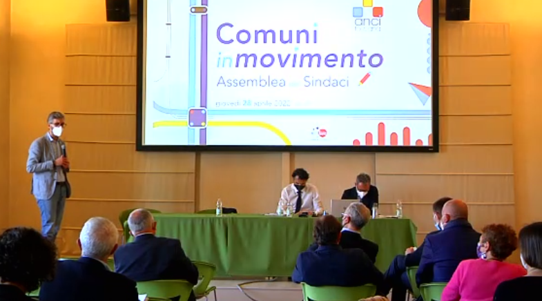 AnciToscana's tweet photo. #AssembleaAnciToscana 
Gli interventi del Sindaco di Arezzo Alessandro Ghinelli
e del Sindaco di Poggio a Caiano Francesco Puggelli
@sindacoghinelli @frapuggelli @MattBiff @simonegheri @regionetoscana @comuni_anci https://t.co/LjKK76i4WZ