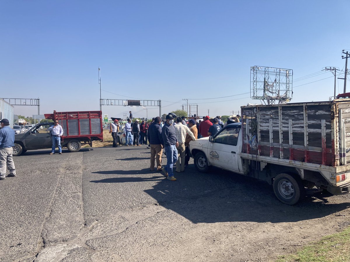 AlexAlarJi's tweet photo. Cerrada carretera #Toluca - #Atlacomulco en ambos sentidos por grupo de recicladores agremiados a #CONIMER. https://t.co/HUhXZ3y3Yc