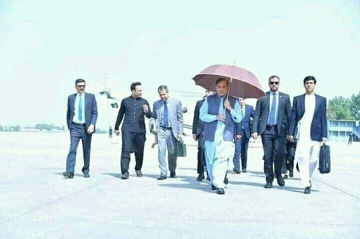 iamAhmadokz's tweet photo. اس انسان نے کبھی شلوار قمیض نہيں پہنی۔ مگر عمران خان کے سٹائل کو کاپی کرنے کی ایک ناکام کوشش😅

#امپورٹڈ_حکومت_نامنظور
#MarchAgainstImportedGovt https://t.co/33zYTleTc3