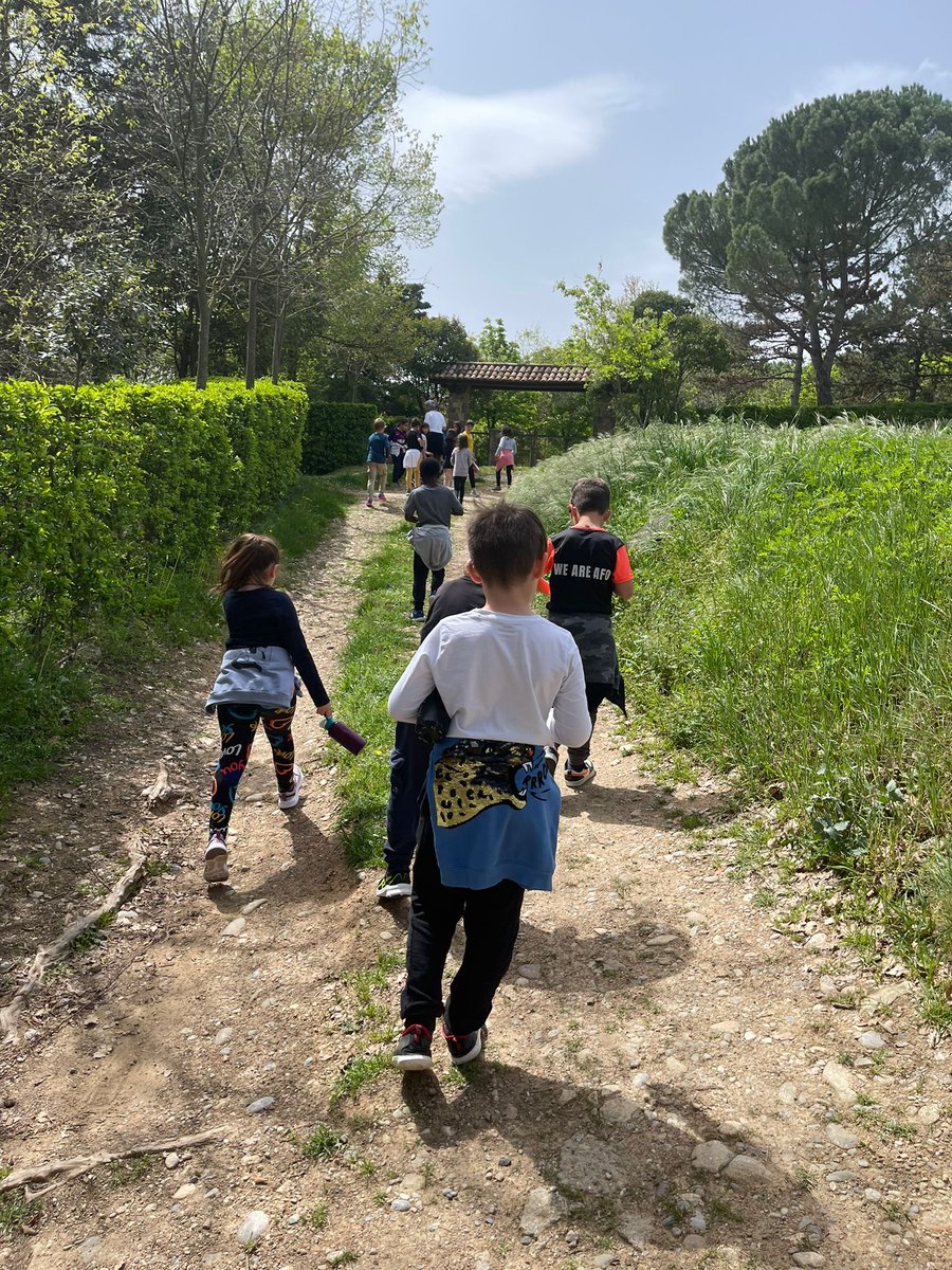 ie_martamata's tweet photo. Aquesta tarda els infants de 2n hem sortit a observar els ocells del nostre entorn: hem trobat plomes, ous, excrements i també hem vist diferents tipus d'ocell com: l'aguilot, orenetes i una merla. #PriIEMM https://t.co/bu2rg646PY