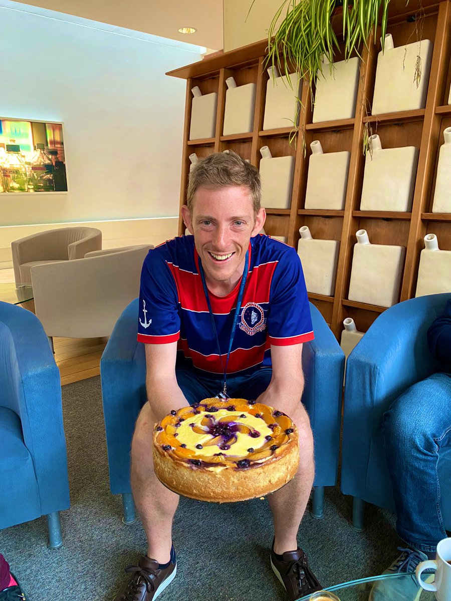 AmandaZihanZhu's tweet photo. There seems to be a positive correlation between those who can do bench work and good bakers 🤔@alaa_baazaoui
Happy birthday @JeremyKeown1!!
Lots of love from Fodorians and Grimesters @fodorlab @jonathan_grimes #baking #labroutine https://t.co/lVAwoRWu0Z