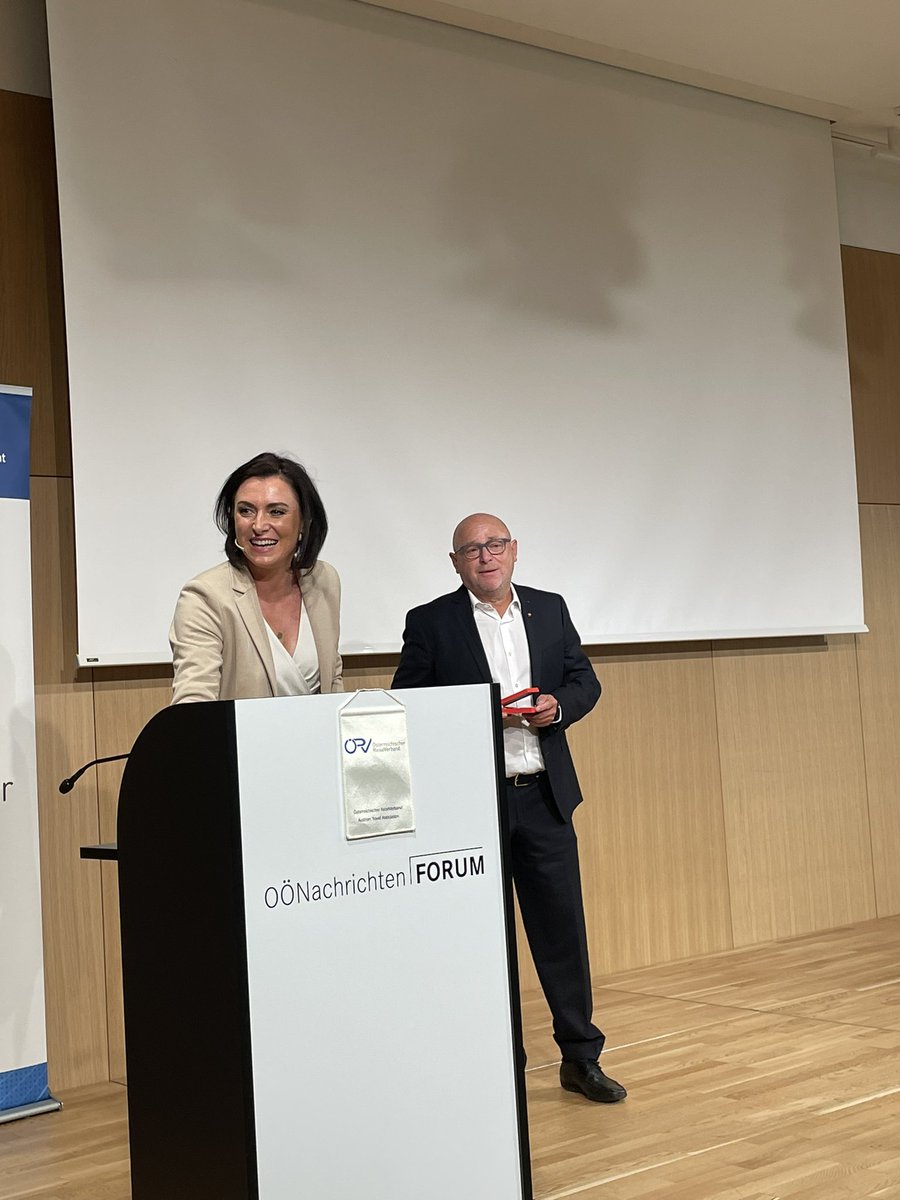PurPhillies's tweet photo. Beim ÖRV Kongress in Linz
TöGroßartige Überraschung: Silberner Orden f. d. Verdienste an der Republik für Josef Peterleithner durch BM Elli Köstinger! Joschi: herzlichsten Glückwunsch, du hast es dir verdient! DANKE für jahrzehntelangen Einsatz in der RB! 👏🙏 https://t.co/06j6pDTpdb