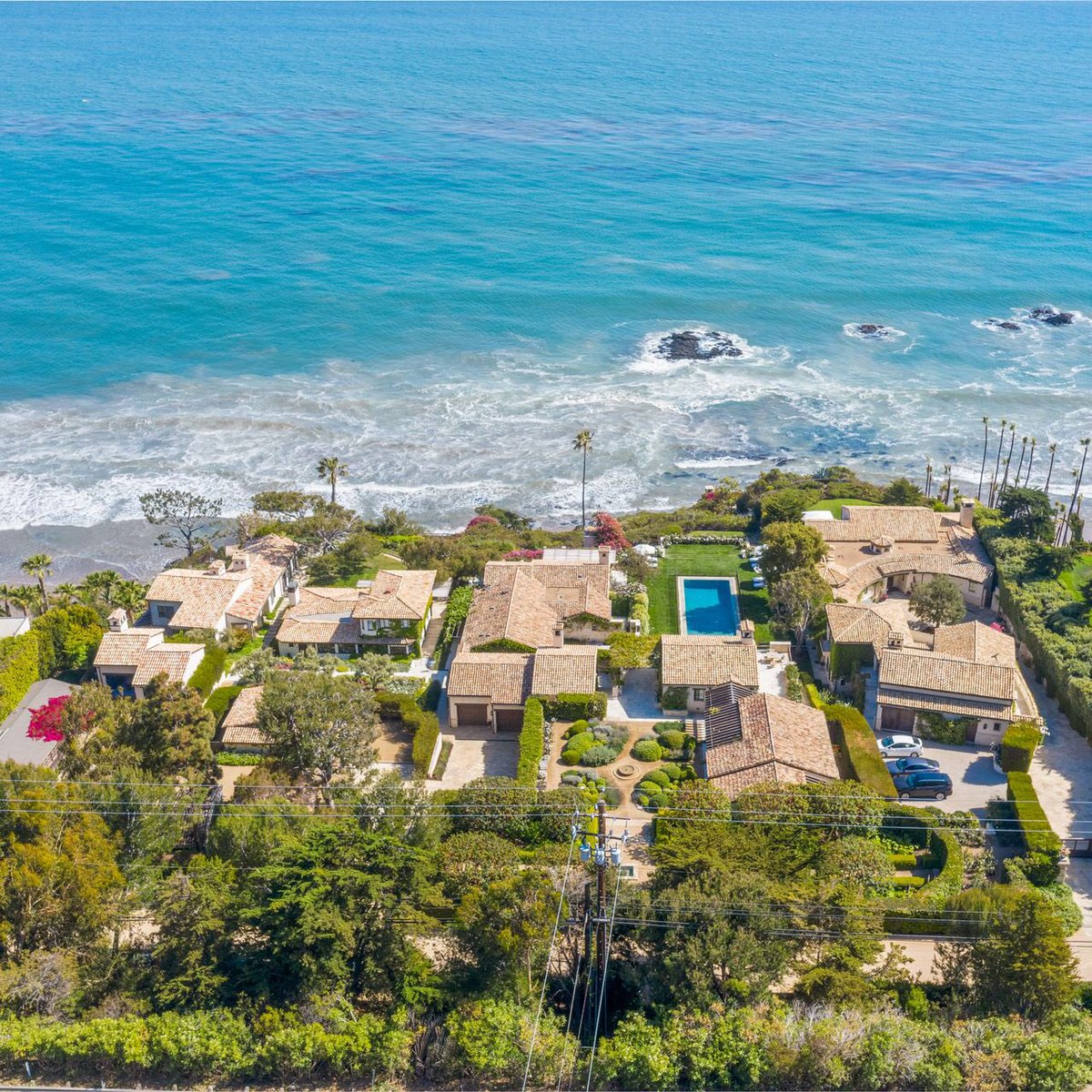 The other Mouse House: former Disney CEO Michael Eisner listing his Malibu estate for $225 million. Would be the most expensive ever sold in CA at listed. 25,000 sf main house, 5 acres, 16 bedrooms, 25 baths, from <a href="/KathyClarkeNYC/">l</a> on.wsj.com/3vplBbd