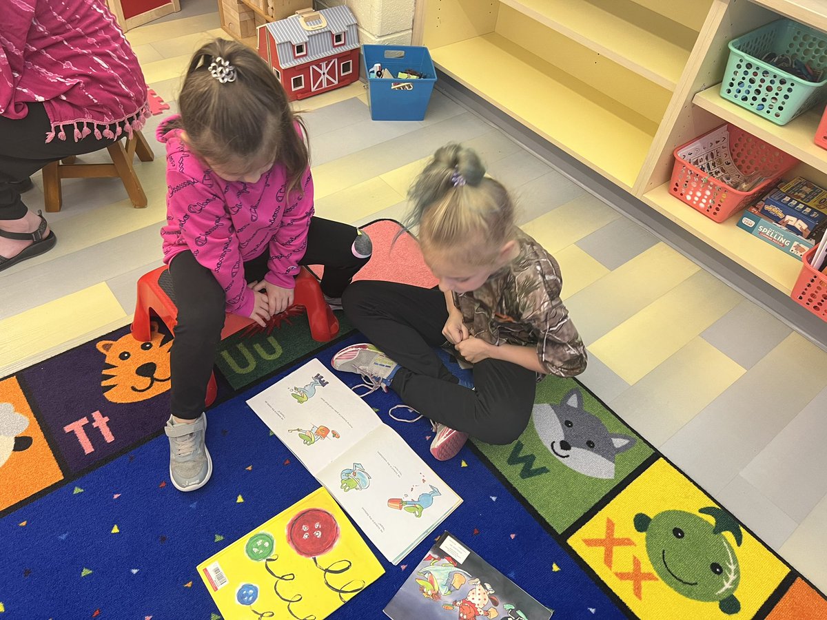 ColorC0dedChaos's tweet photo. Our 3rd graders had a blast reading to our kindergarten buddies in @MelaneyLooseNH class! 💛 @MrsBMcReynolds (part 2) https://t.co/OUOua9vn2q