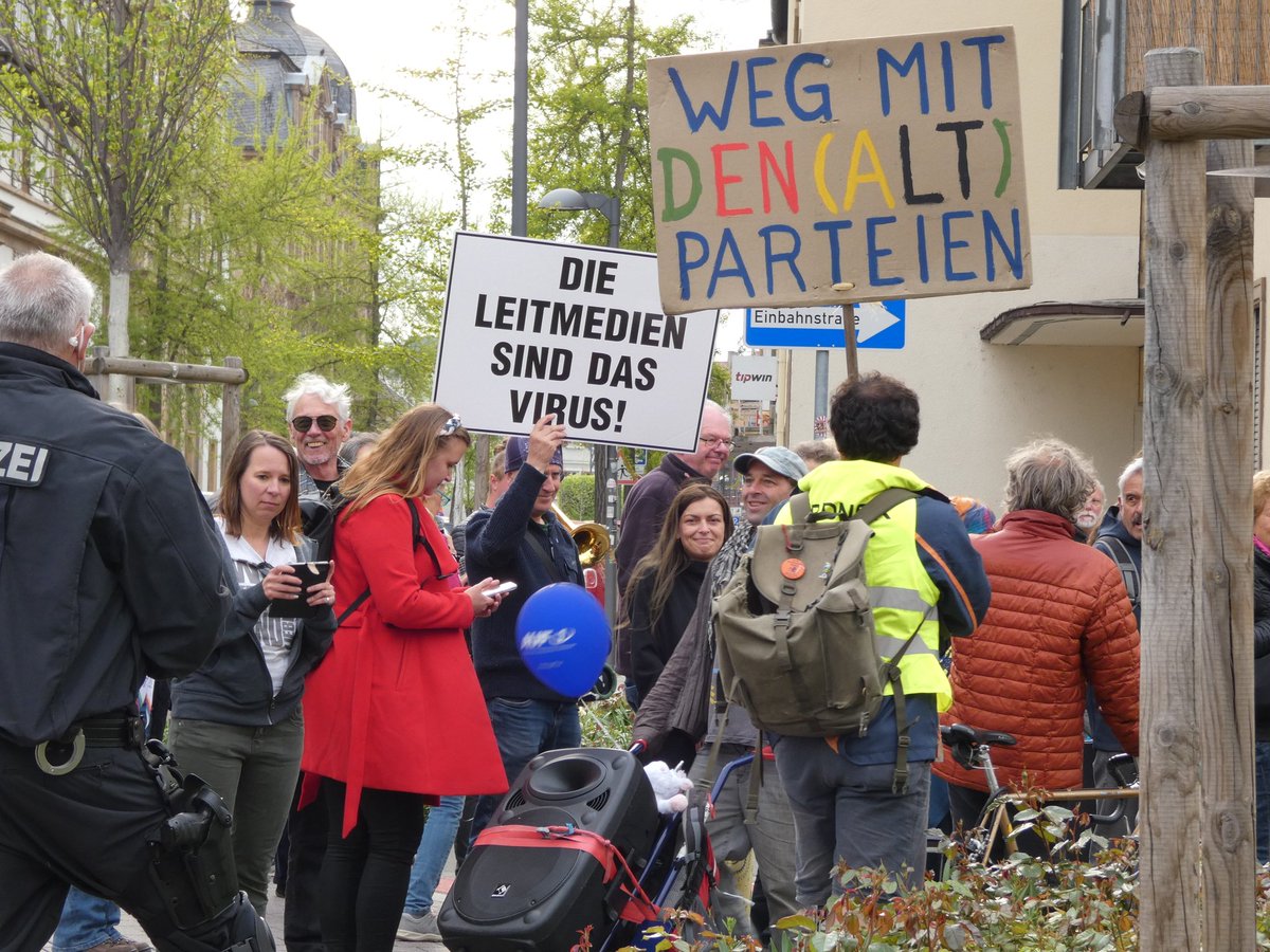 SWAProtest's tweet photo. 3️⃣ 15/
Der AfDer Fan war im Februar bereits mit seinem Wendeschild "Weg mit den Altparteien" in Landau. #LD1902 https://t.co/ecwVx4A8qw