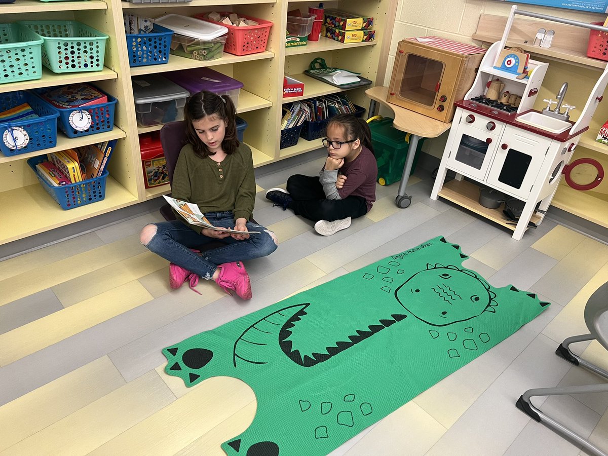 ColorC0dedChaos's tweet photo. Our 3rd graders had a blast reading to our kindergarten buddies in @MelaneyLooseNH class! 💛 @MrsBMcReynolds https://t.co/0mwiuaRwZG