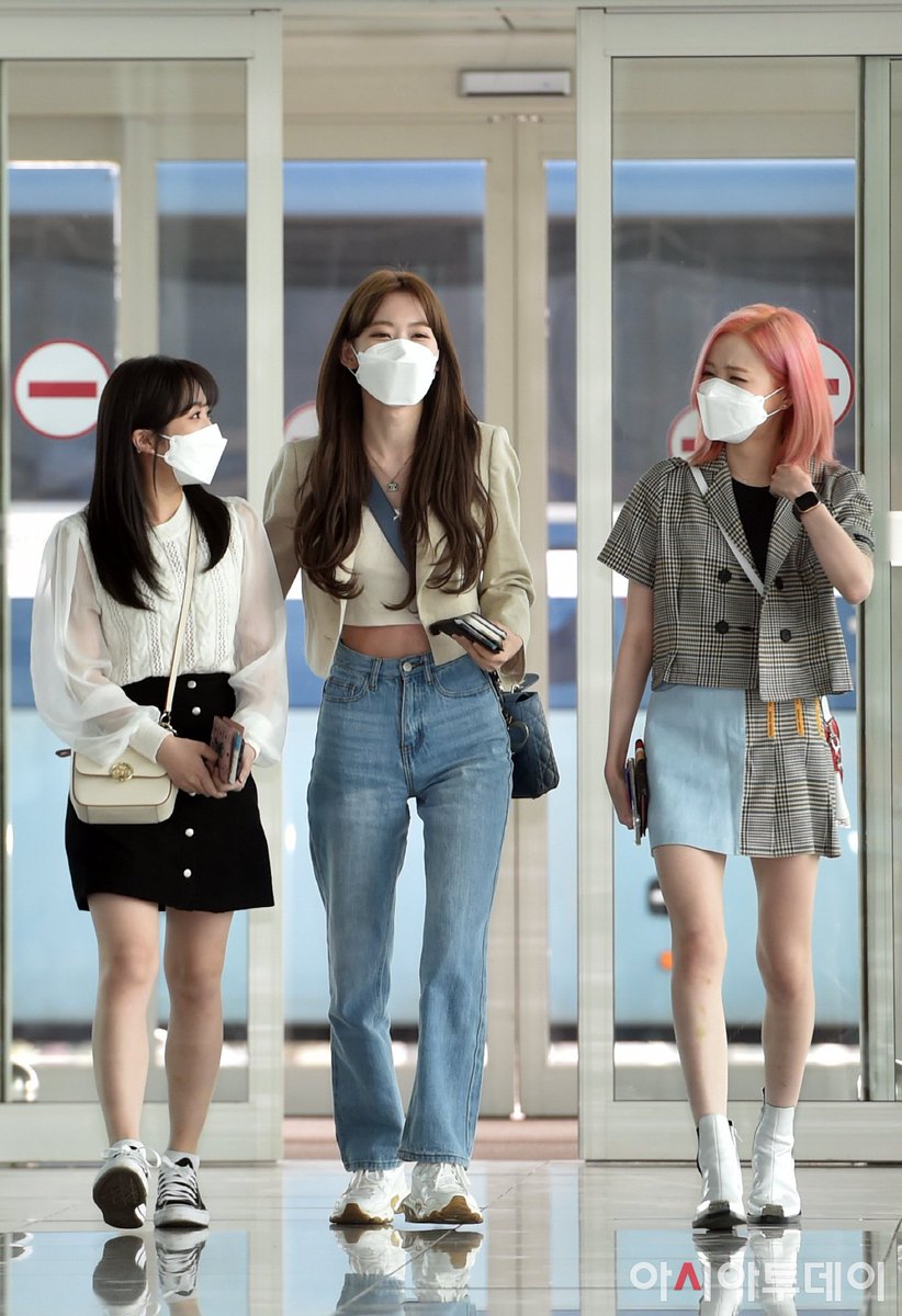 laviensakura's tweet photo. One year ago, Chaeyeon woke up Yuri to tell her jline is already leaving then she said "to not forget about her," chaeyeon helping them with their luggages and minju going with them to the airport. One year since SaNakHii returned to Japan after IZ*ONE activities. https://t.co/Y9wAUdeOgQ