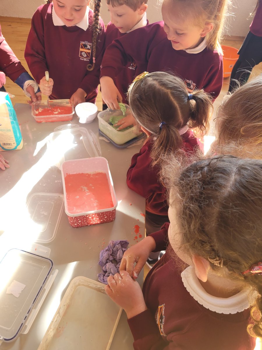 Thanks so much to <a href="/MsMurrayKinvara/">Ms Murray</a> 's 6th class for a wonderful science exhibition yesterday <a href="/kinvarans/">Kinvara NS</a> 
Junior Infants really enjoyed all of the amazing experiments 👨‍🔬👩‍🔬👏