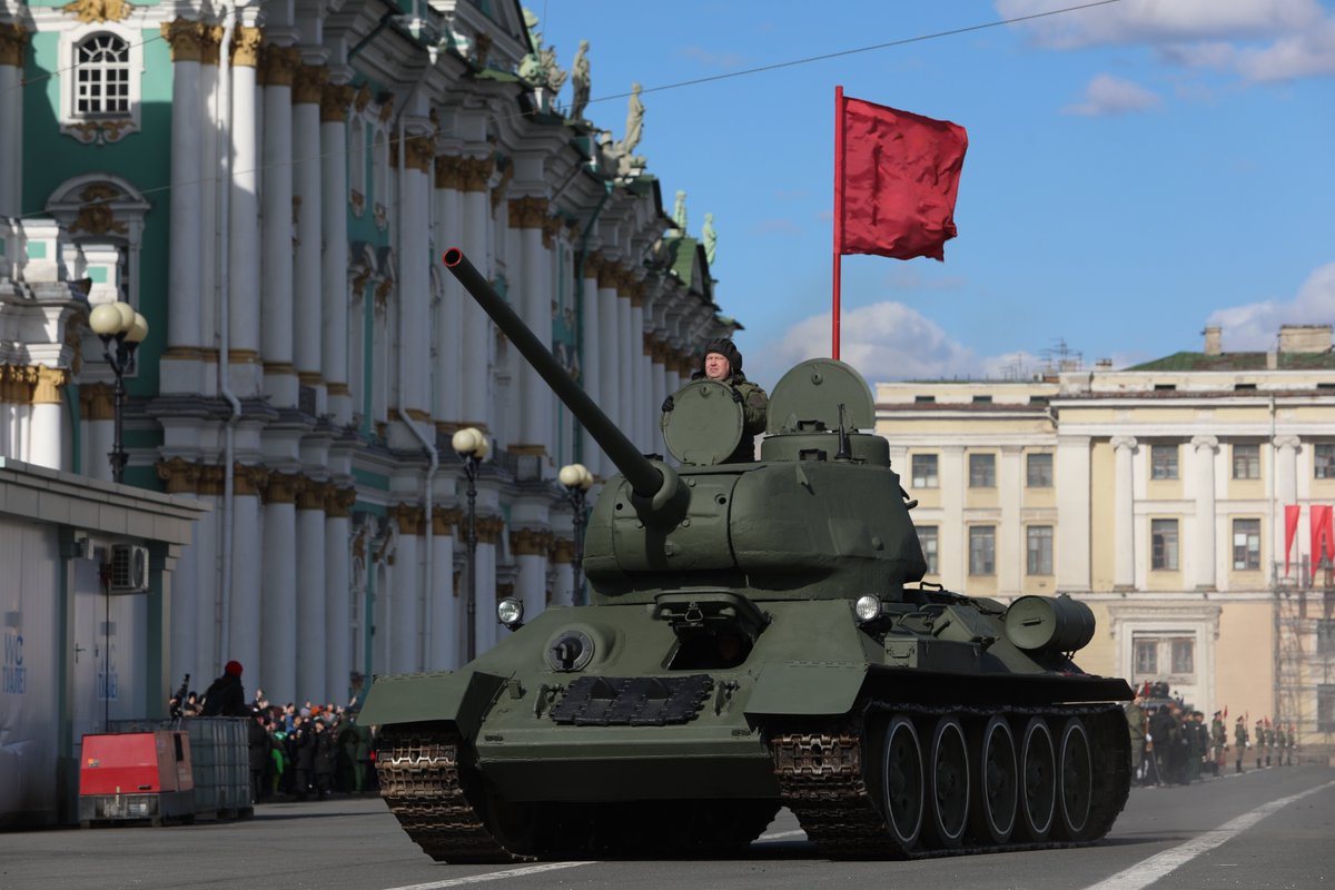dnevnikspb's tweet photo. Петербург готовится к Параду Победы

В Петербурге прошла репетиция Парада Победы, посвященного 77-й годовщине Победы в Великой Отечественной войне. Кадрами с Дворцовой площади поделился фотограф «Петербургского дневника».

Фото: Роман Пименов/ «Петербургский дневник» https://t.co/Tsp3eA110o