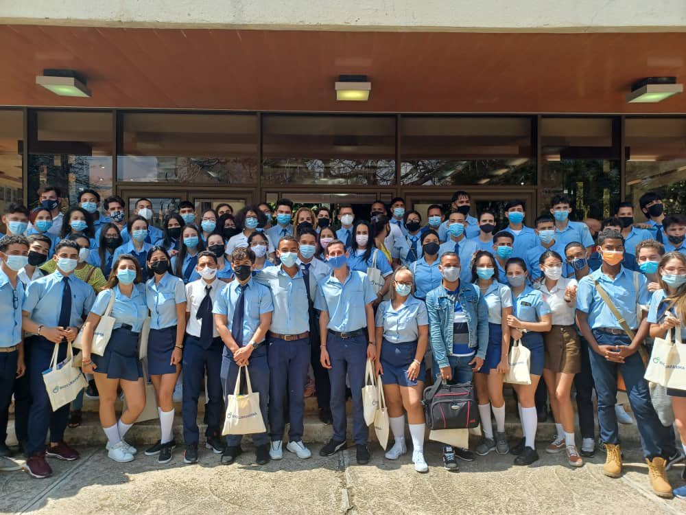 feem_ipvce's tweet photo. Visitamos el @CIGBCuba como parte del programa de visitas del Primer Encuentro Nacional de Estudiantes de IPVCE.
#EncuentroIPVCE #AhoraTeTocaATi https://t.co/V8xWQvZpb7