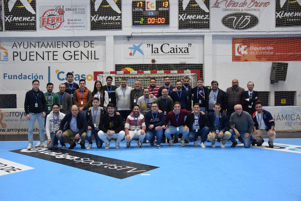 AngelXimenezBM's tweet photo. 🔙 ¡No hay mejor #tbt para hoy que las imágenes del homenaje a nuestras #PastGenerations 1992-1993 / 1996-1999! 🙌
Gracias a jugadores, entrenadores y delegados por hacer estos reencuentros tan especiales 🥳
🖼 https://t.co/itiMTJxQI6
#NosUneElBalonmano #VamosMiGenil #VamosAX https://t.co/gmnnK7nClU