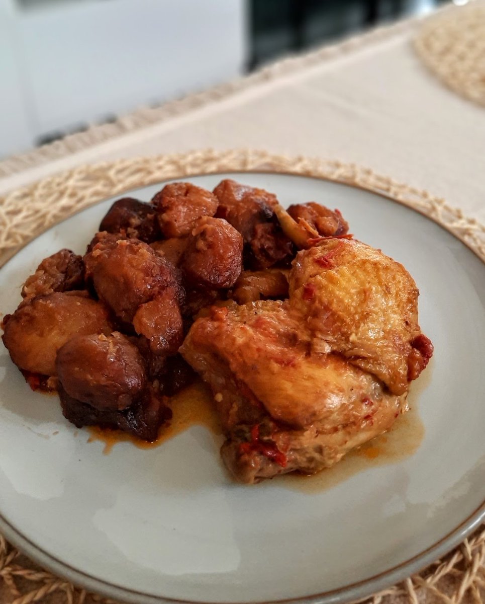 BarbaraRguez's tweet photo. ¡Ah! Y cómo no. El pollo de Tita❤, con patatinas redondas(de Óscar). Cada vez que voy a casa me hace la misma pregunta. "Nena, qué che faigo pa llevar?" Y no suelo ser muy original,porque es lo que más me gusta del 🌍. #cosasricasdetita #cocinatradicional #guisanderas #Asturias https://t.co/1QSlqxq5BB