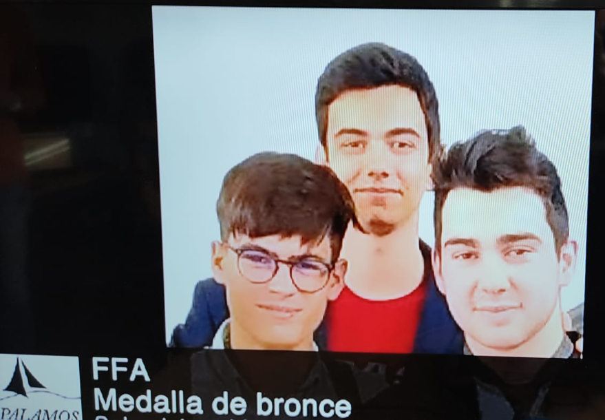 inspalamos's tweet photo. L'equip composat per en Ferran Anglada, en Francesc Mayola i l'Àlex Ruiz han competit avui al programame estatal. Han quedat primers de Girona, segons de Catalunya i setens d'Espanya. Medalla de bronze.
Moltes felicitats, campions!
#programame #inspalamos #fp #fpbaixemporda https://t.co/NZDd4koK7b