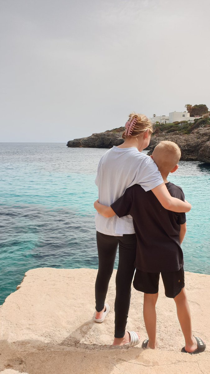 derksen_mandy's tweet photo. Meivakantie. 
Ik check uit. Met partner en deze parels. 
#mallorca #opladen https://t.co/2CS6mDrHt5