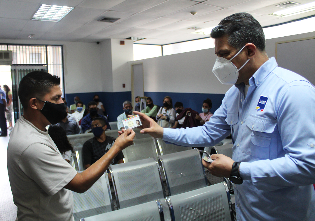 VenezuelaSaime's tweet photo. La entrega de documentos de identificación será únicamente al titular del mismo. https://t.co/ufZ2weNbU8