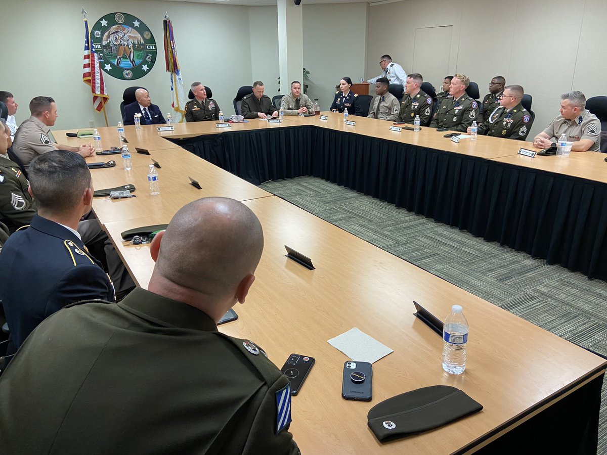 USAREC_DCG_OPS's tweet photo. Do you want to know what the Future of Recruiting should look like?  Ask a Recruiting NCO.  Thanks for your insight - NorCal BN.  I will get after my “to do” list - you get after the mission! #ArmyServiceWeek @usarec @USAREC_CG @PaulFunk2 @TradocDCG @6thBrigade @CASA_Army https://t.co/Inxvb4NMtc