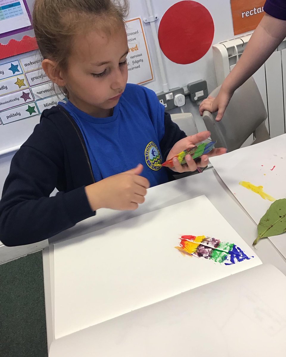 LuddenhamSchool's tweet photo. Robins Class have been learning about printing in art this week. We found leaves on the playground and on the field and have used them to make art through printing into our sketch books 🎨🖼 https://t.co/FtaqOPUQaE