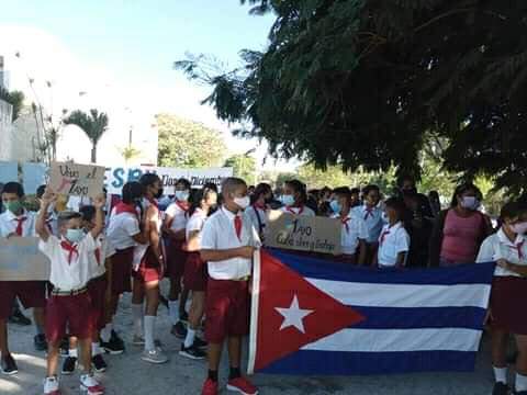 Desfile de apoyo y compromiso por el sector de Educación para asistir el  1 de Mayo a la plaza #VivaEl1roDeMayo #dmemanti #EducacionEspecialLasTunas #CubaViveYRenace #educacionprovinciallastunas #CubaMined <a href="/DiazCanelB/">Miguel Díaz-Canel Bermúdez</a>  <a href="/RafelAngelGonz1/">Rafel Angel González Rodríguez</a> <a href="/elsa_ena/">Ena Elsa Velázquez Cobiella</a> <a href="/Yuneisy17223396/">Yuneisy</a>