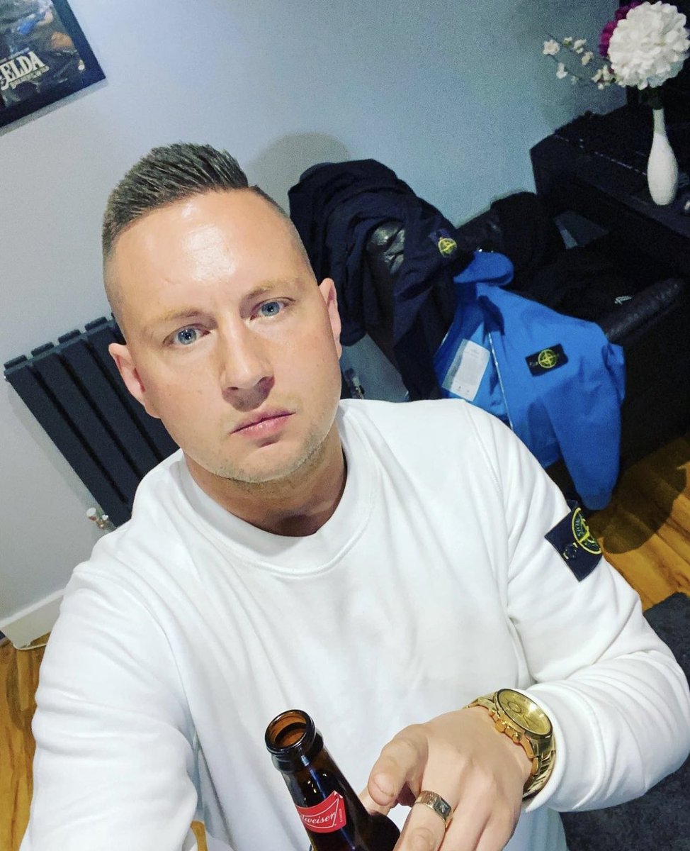 badge_is_in's tweet photo. It’s a #badgein hat trick! 

What more can be said about this attempt. Not only is the badge in, he’s even gone and lined up 2 more in the background.

Slight improvement needed with the angle of the arm to get the full badge in and a better beer than bud is required.

9/10. https://t.co/Qv6dVDaM2u