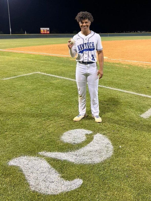 MNTHS_Baseball's tweet photo. @jwilliams0 with his first home run of the season. It was a shot to left field! Congratulations! You are going to do great things in sports and life! @CoachPotts28  @Manor_Sports @ManorISD @BigonBigChallen @TitansRecruit https://t.co/sW6XYnuSb8