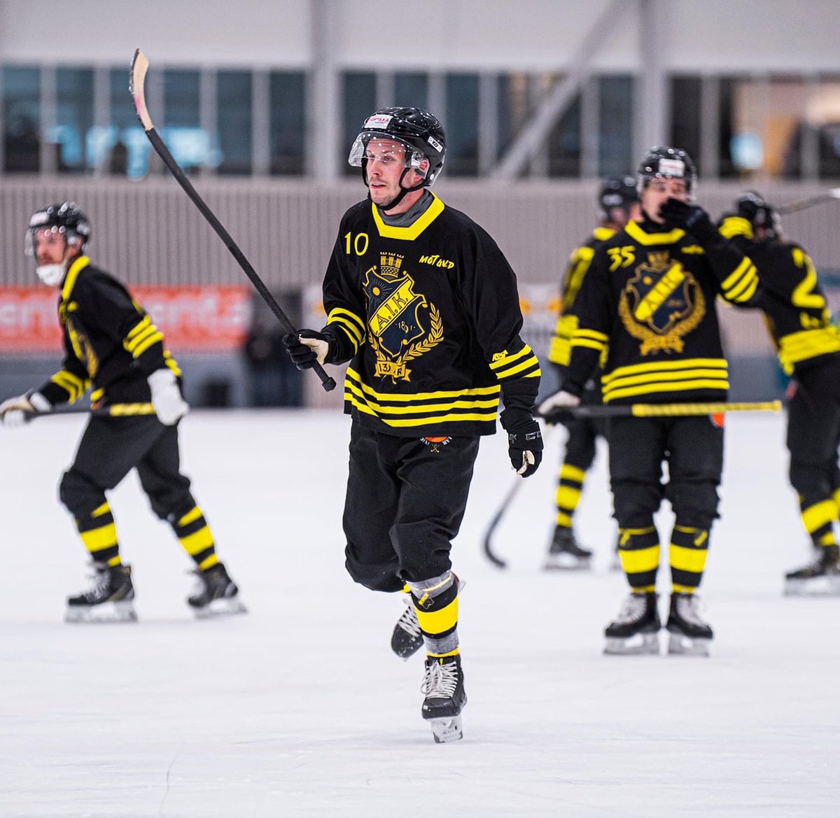 Tröjauktionen fortsätter!

Flera matchtröjor har fått nya ägare under senaste tröjauktionen, nu återstår endast ett fåtal kvar så passa på att buda hem just din favorittröja!

Länk till auktionen: tradera.com/search?q=aik+b….

📸: <a href="/joakimhall/">Joakim Hall</a> 
#AIK #AIKBandy