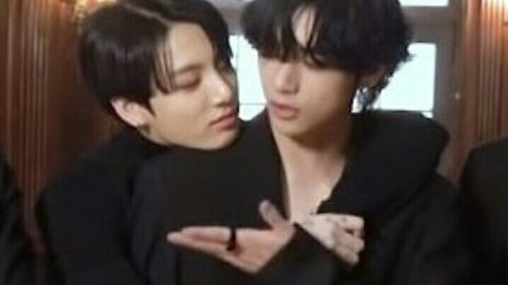 kkuktaes's tweet photo. “taehyung is mine”
🐰: “he’s mine” https://t.co/DxQPAlh4FH
