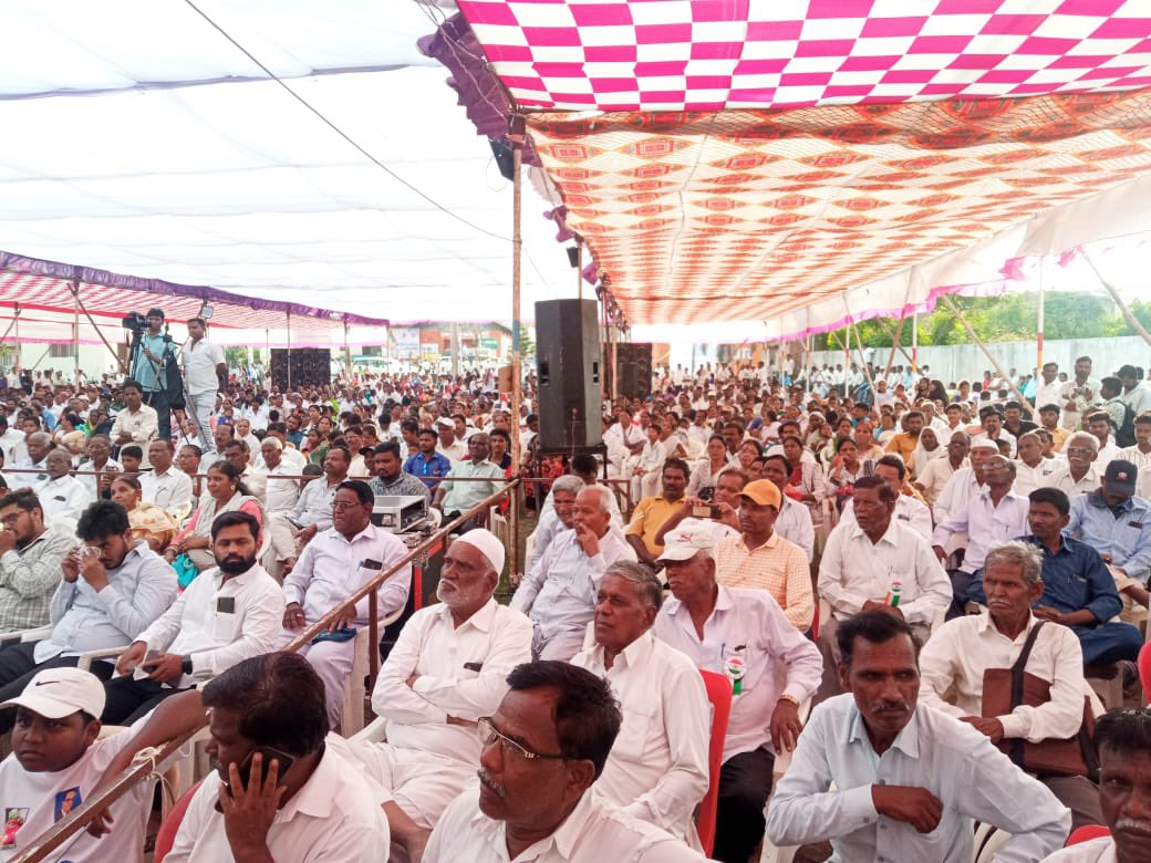 Prksh_Ambedkar's tweet photo. २१ मार्च १९२० रोजी कोल्हापूर संस्थानातील माणगावात पहिल्या अस्पृश्यांच्या परिषदेत छ.शाहू महाराज आणि बाबासाहेब आंबेडकर हे एकत्र आले होते. ह्याच परिषदेत छ.शाहू महाराज हे अस्पृश्यांना उद्देशून म्हणाले होते की, डॉ.बाबासाहेब आंबेडकर यांच्या रूपाने तुम्हाला तुमचा नेता मिळाला आहे. 
१/२ https://t.co/Jpo3RqYEfS