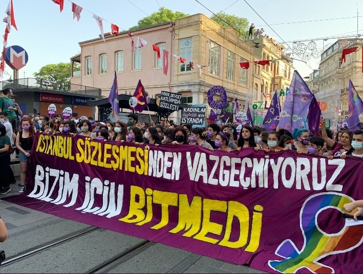 Sokak sokak, meydan meydan savunduğumuz #İstanbulSözleşmesi'nin, bir gecede iptal edilmesine ilişkin savcılığın 'iptal kararına' dönük görüş vermesi yeni bir kazanımımızdır.

AKP’nin keyfi uygulamalarına inat İstanbul Sözleşmesi bizimdir, vazgeçmiyoruz.