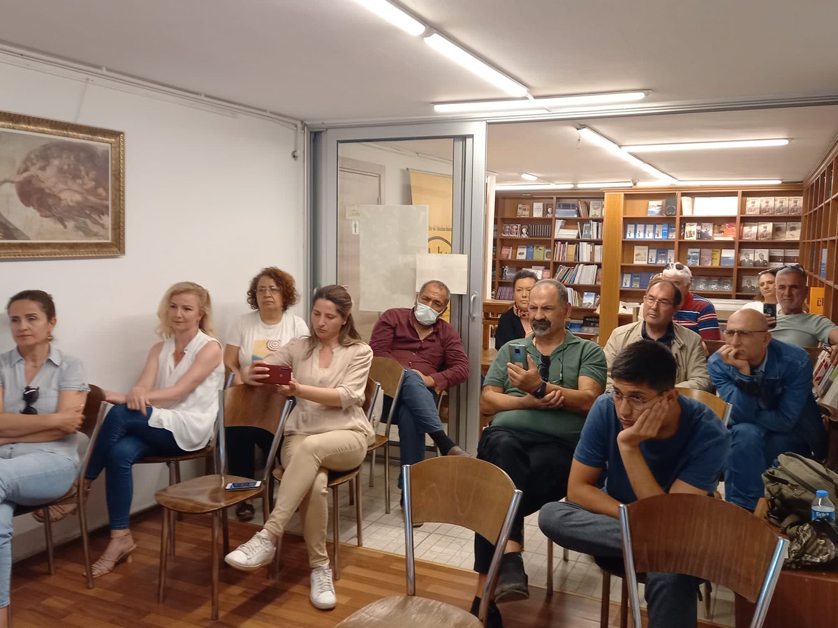 TYSizmir's tweet photo. Sendikamız İzmir Temsilciliği ve Evrensel Gazetesi olarak "1 Mayıs'a giderken güncel gelişmeler ışığında emek ve edebiyat" söyleşimizi yaptık.

1 Mayıs'ta İzmirli tüm edebiyatçı ve sanatçıları TYS pankartı ile birlikte yürümeye davet ediyoruz.

Dünyanın bütün kalemleri birleşin! https://t.co/USlwjB9zm1