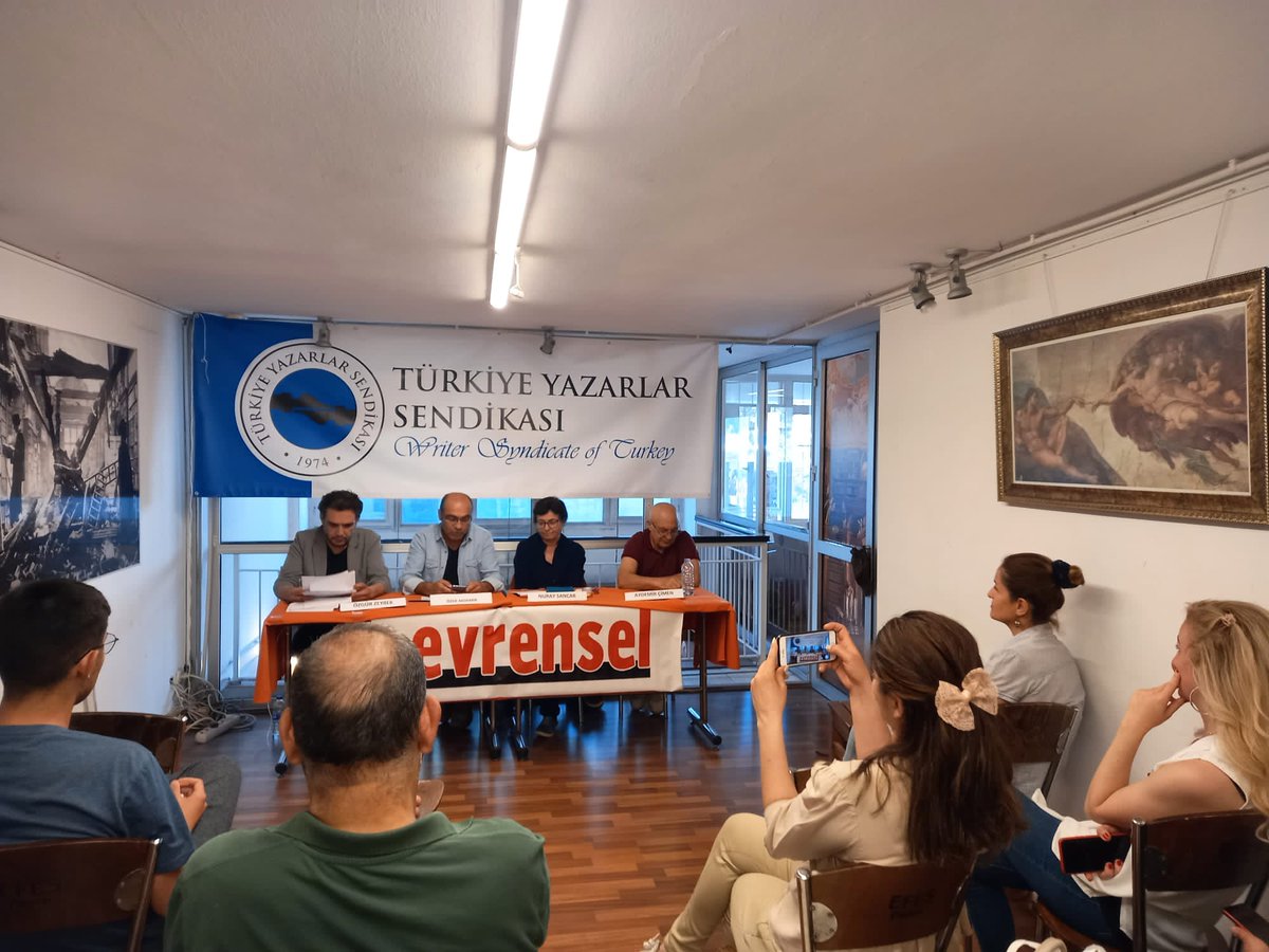 TYSizmir's tweet photo. Sendikamız İzmir Temsilciliği ve Evrensel Gazetesi olarak "1 Mayıs'a giderken güncel gelişmeler ışığında emek ve edebiyat" söyleşimizi yaptık.

1 Mayıs'ta İzmirli tüm edebiyatçı ve sanatçıları TYS pankartı ile birlikte yürümeye davet ediyoruz.

Dünyanın bütün kalemleri birleşin! https://t.co/USlwjB9zm1