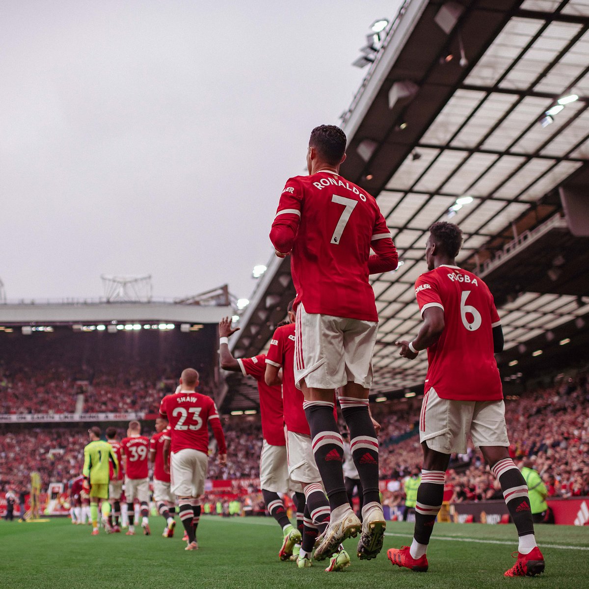 ManUtd's tweet photo. The final home game of the season is here 🏟🔴

#MUFC | #MUNBRE