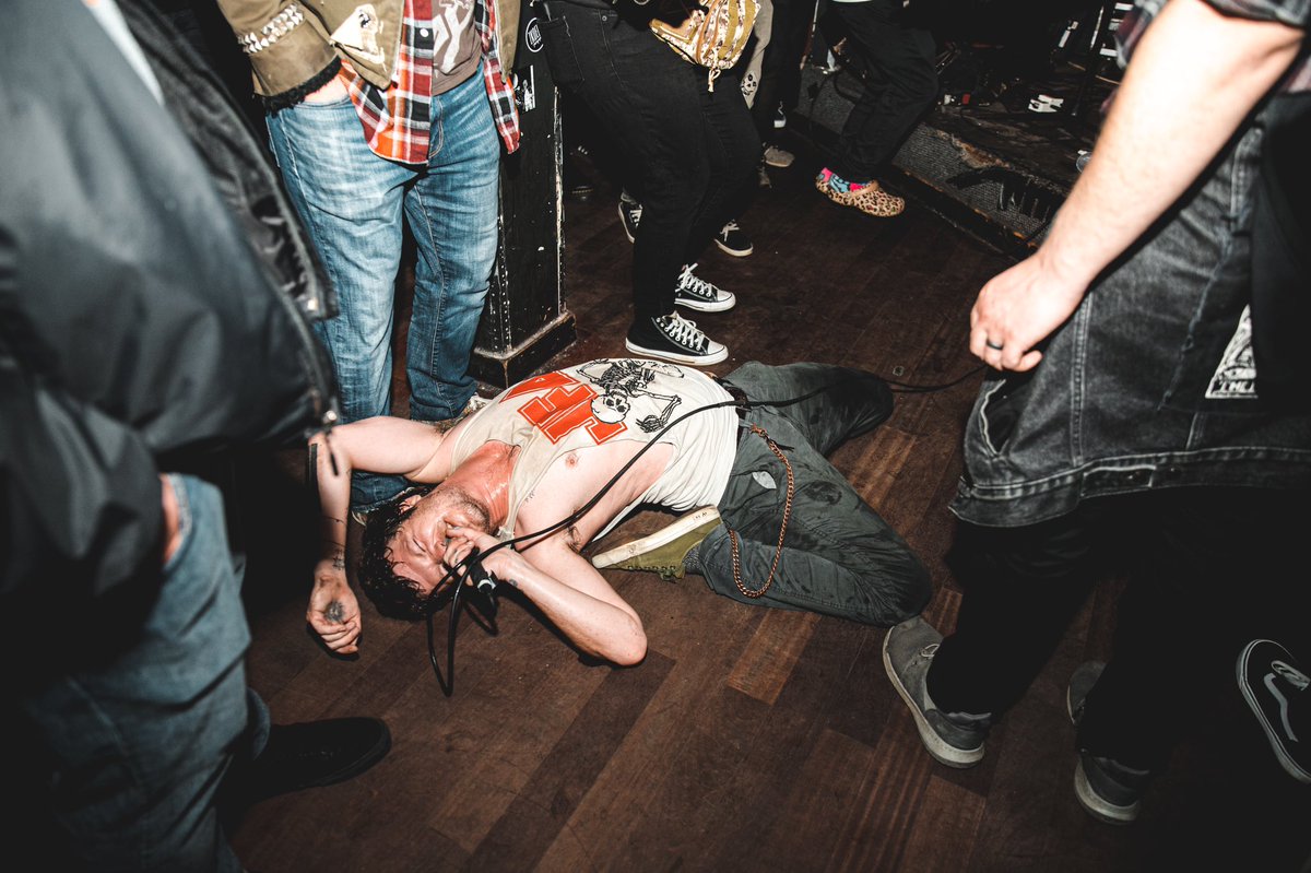 brittanyrqueen's tweet photo. Comfortably dumb // endearing to some 🦷🎤🦷 

@pearstheband https://t.co/dJkgDg2WTE
