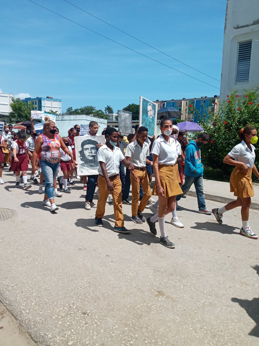 GeannyFonseca's tweet photo. Educando y trabajadores de la Escuela Especial Raul D Aguiar realizan desfile por el 1ro de mayo https://t.co/2POFkwWtp1