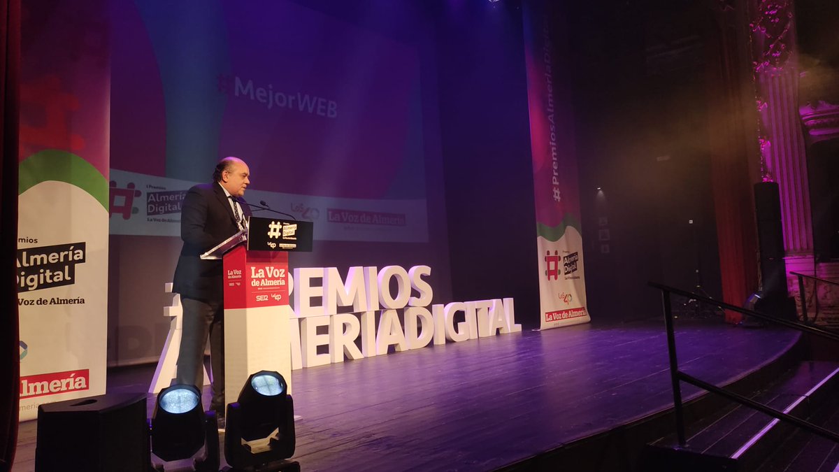 lavozdealmeria's tweet photo. El premio a la mejor web es para Del barco a la mesa. Recoge José María Gallart de manos de Javier Carmona, director de marketing de La Unión. Los otros candidatos eran Universidad de Almería, Twenix y Lorussofood. #PremiosAlmeriaDigital https://t.co/jkXToxP0ID