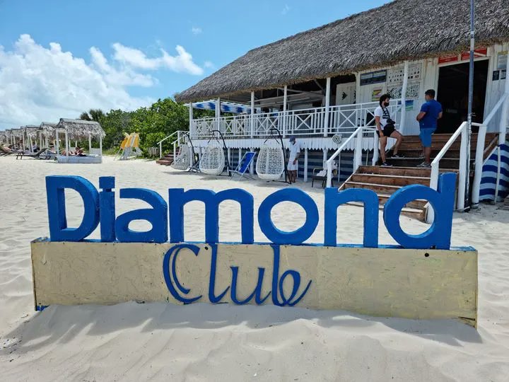 HavanaturCuba's tweet photo. #EncuestaHavanatur 💯 ¿Tú también eres fan del #ClubDiamond? 😅 
👉 https://t.co/oEE2a83CU3 👈
#VaraderoBeach #FITCuba2022 https://t.co/xWOLtQbc4s