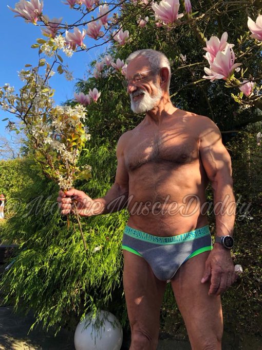 Today i have a challenge for those who want me to return on twitter! Look at @MatureMenAreUs and his