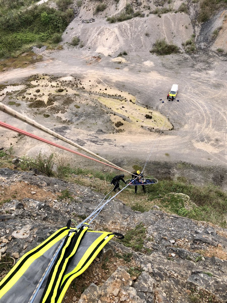 CliveBushMInSTR's tweet photo. While half of the team are away on the East - ran some training for the rest covering- SW rigging - vortex- stretcher to the separate tension line then lower 👍🏻👍🏻 #edgepro #Strep @lyonequipment @RuthLeeLtd @INTVNRESCUE @_ukro @fernoukltd #NLG https://t.co/fqqajATz5T
