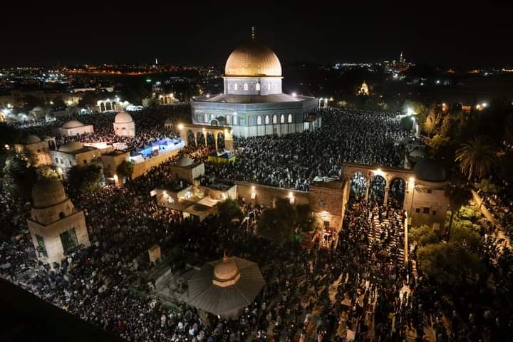 _Dawood___'s tweet photo. 250,000 Palestinians gathered to attend #LaylatulQadr  prayers at #AlAqsa Mosque in #Jerusalem, according to Islamic authorities — in pictures 👇 https://t.co/x6CDrKL43i
#Palestine https://t.co/agYHBl4TuX