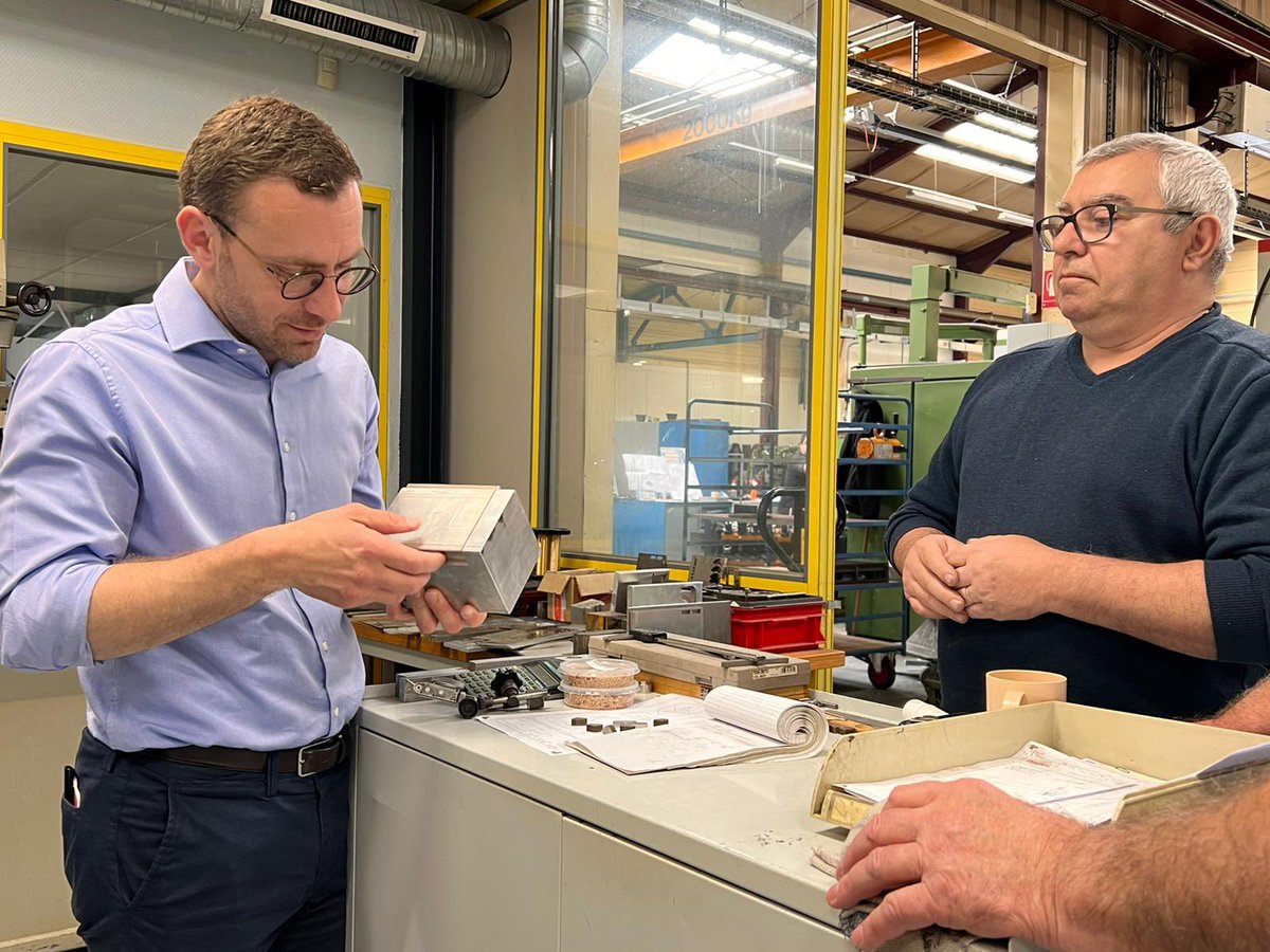 JulienDive's tweet photo. L’industrie c’est l’histoire de notre territoire, c’est une identité forte qui maintient des emplois.
Exemple avec l’entreprise SACMO à #Holnon qui emploie 90 personnes et les pérennise en innovant. #Circo0202 https://t.co/urQJMAKTxb